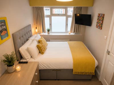 Stunning, Large Ensuite Room! Amazing Location Main Photo