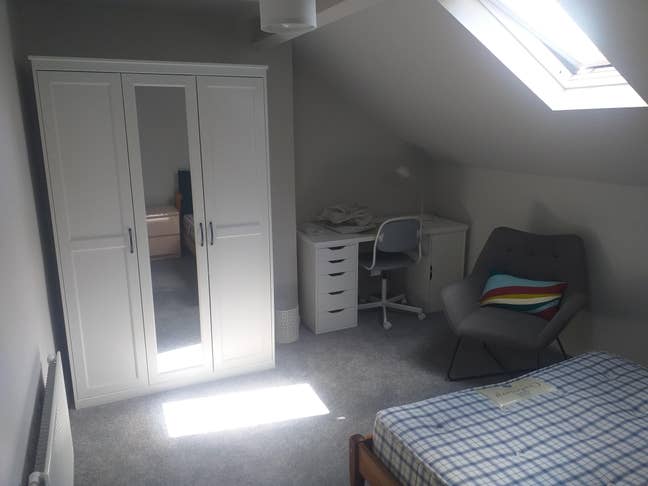 Spacious double room - own almost new bathroom Main Photo