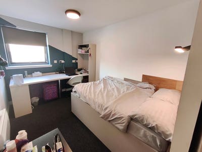 Modern Ensuite Room | Kelvingrove House | Universi Main Photo