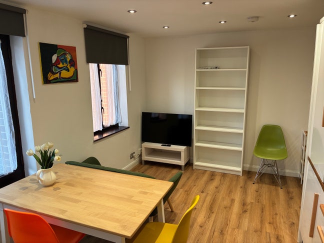 New Wapping 1bed by the Canal Main Photo