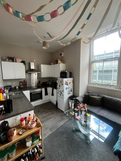 Looking for a female flatmate! Main Photo
