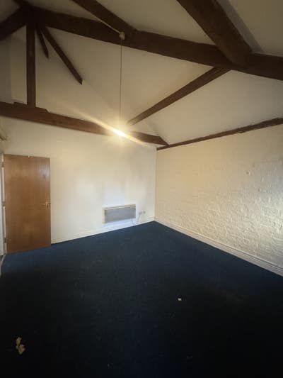 One bed flat available close to UNI, shops & trans Main Photo