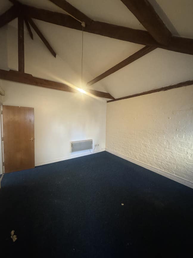 One bed flat available close to UNI, shops & trans Main Photo
