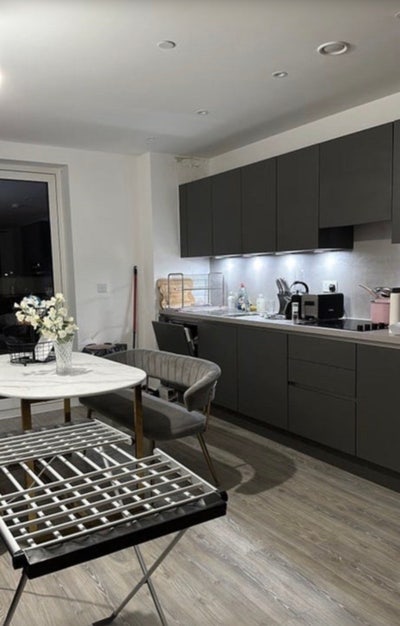 En-suite room in new build apartment  Main Photo