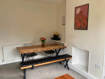 Spare Room in Teddington with young professionals Main Photo