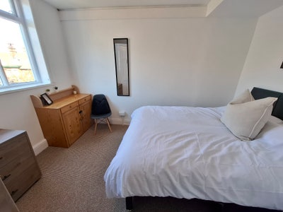 Beautifully refurbished house-share quiet location Main Photo