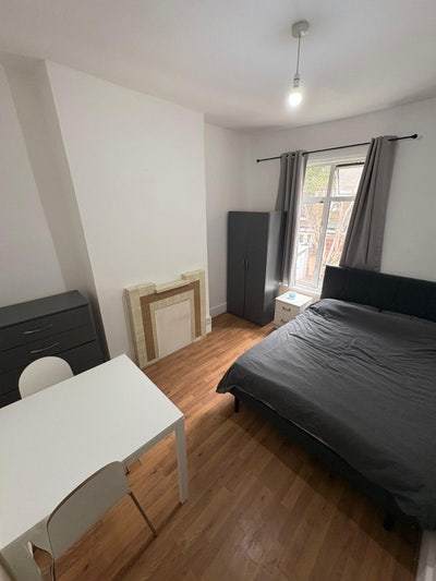 Spacious double room for a single occupant  Main Photo