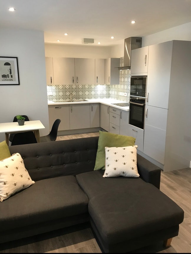 Beautiful renovated Apt has a spare room 😊 Main Photo