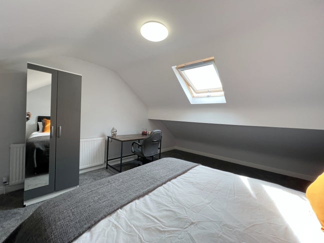 Stunning Spacious Double Bedroom B12  Main Photo