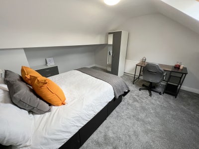 Stunning Spacious Double Bedroom B12  Main Photo