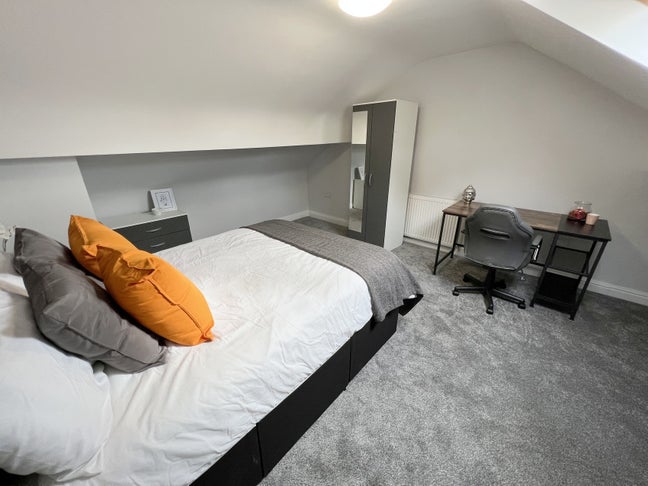 Stunning Spacious Double Bedroom B12  Main Photo