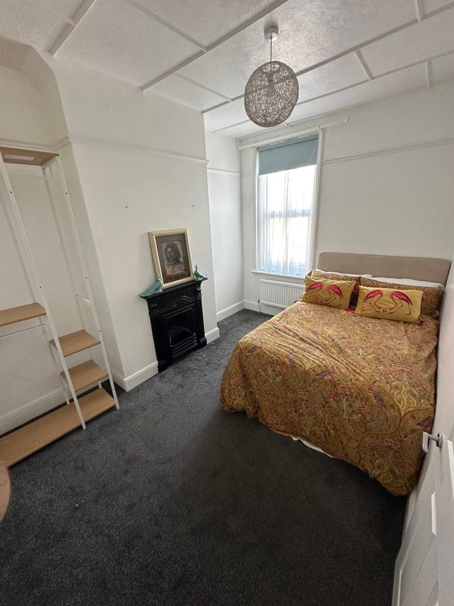 Large Double Room Main Photo