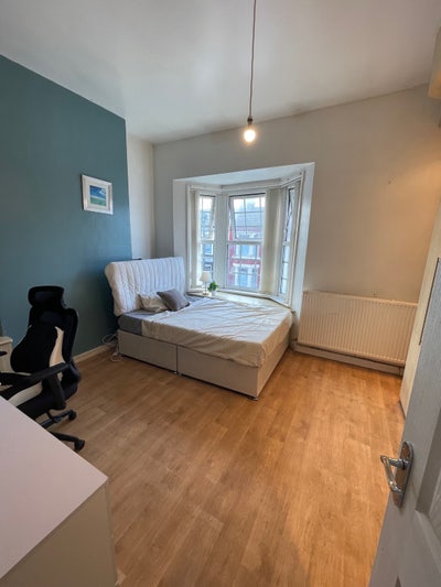 Spacious Double Room  in a Clean & Friendly Home  Main Photo