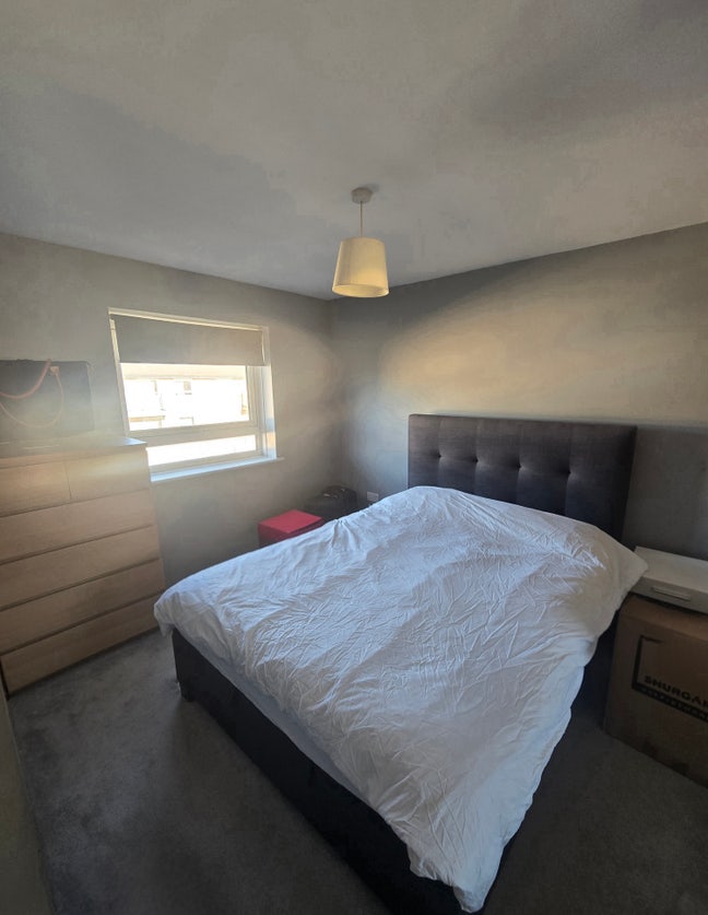 Double Room in Modern flat - 4 mins to station Main Photo
