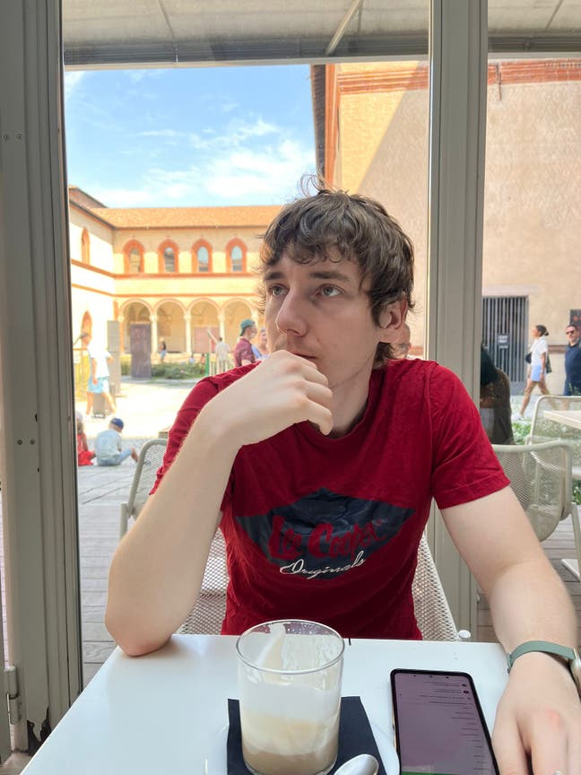 Professional looking for a room in London Main Photo