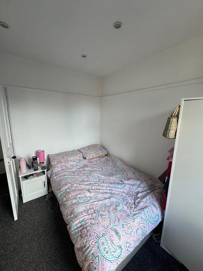 Double Bed Short Term Sublet E2 Main Photo