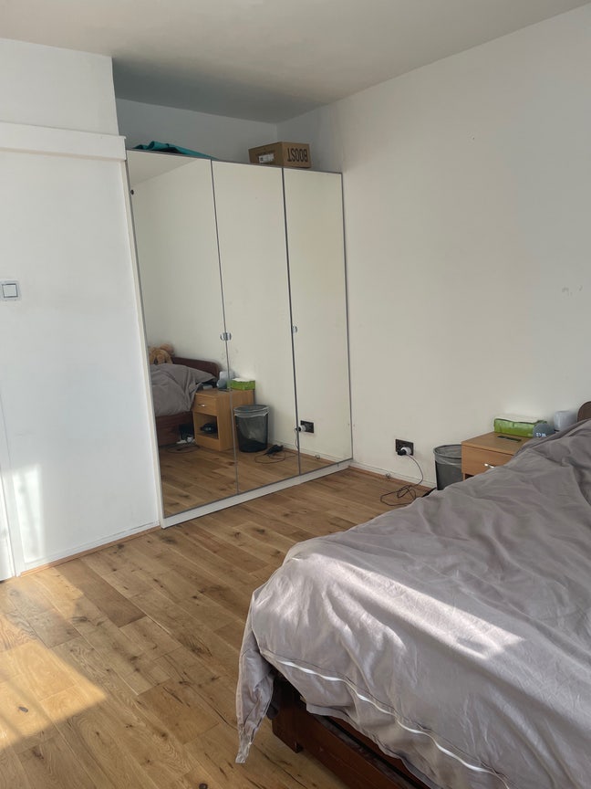 Bright and spacious double bedroom to let Main Photo