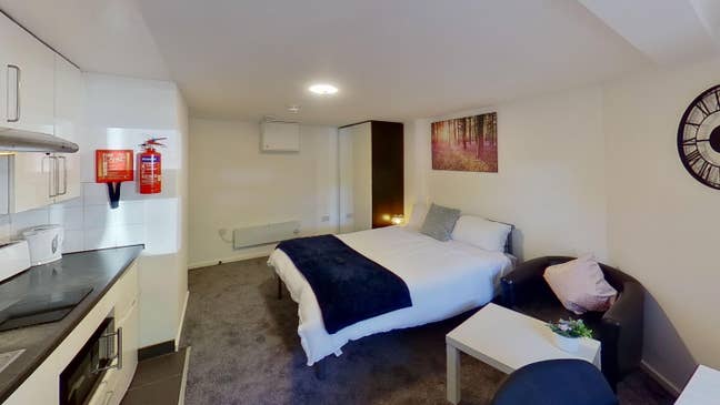  Cosy Bedsit Near Salford Royal Main Photo