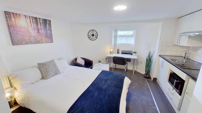 Cosy Bedsit Near Salford Royal Main Photo