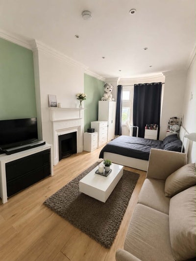 1 spacious double bedroom in a shared flat💗 Main Photo
