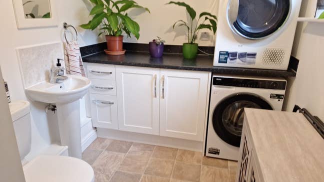 A very spacious double bedroom available to share Main Photo