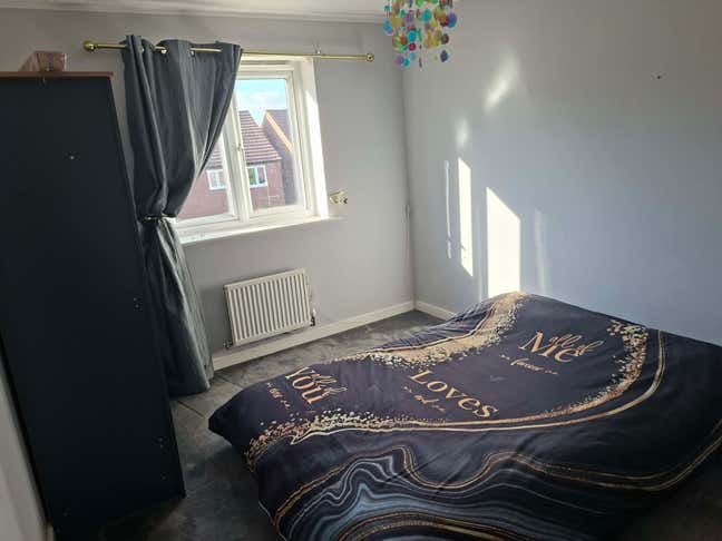 Reduced Double room with bed, wardrobe and TV  Main Photo
