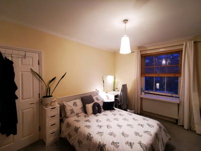 Beautiful Double Bedroom with Garden Views Main Photo