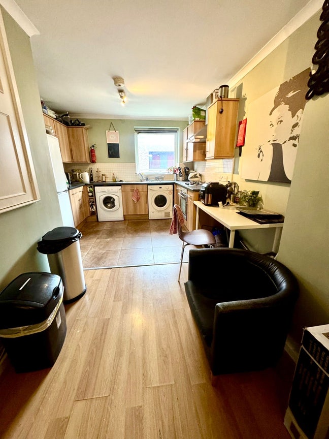 Ensuite and double rooms available in Canarywharf Main Photo