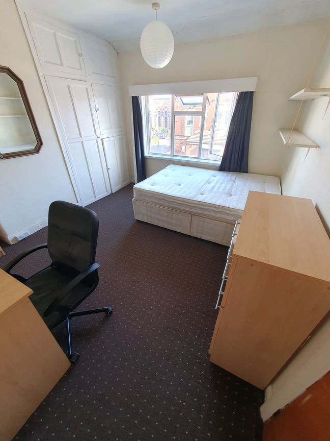 Prepaid Bills - Spacious Double Room in Houseshare Main Photo