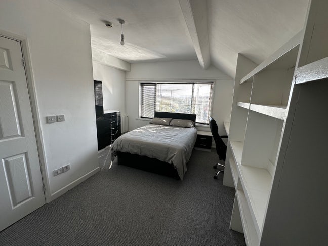Large Ensuite Room Available Main Photo