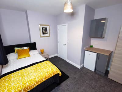 Immaculate Room Available - Bills inc. Main Photo