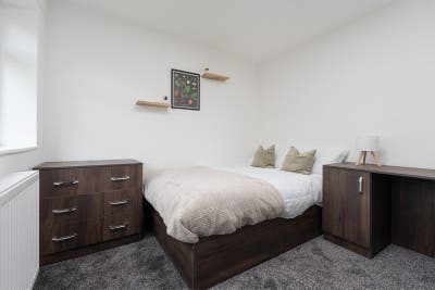 Spacious 6-Bed House Share in Oldham - All Bills I Main Photo