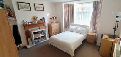 Spacious and sunny room for rent in lovely area Main Photo