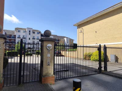 Small double 3 minutes walk next to Abbey stat Main Photo