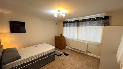 Large Double Room.Landlord mostly away Main Photo