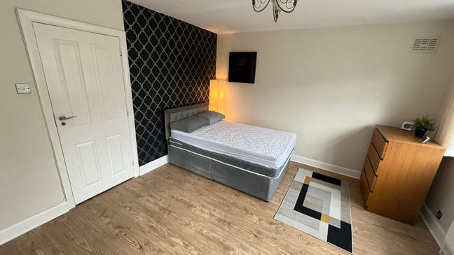 Large Double Room.Landlord mostly away Main Photo