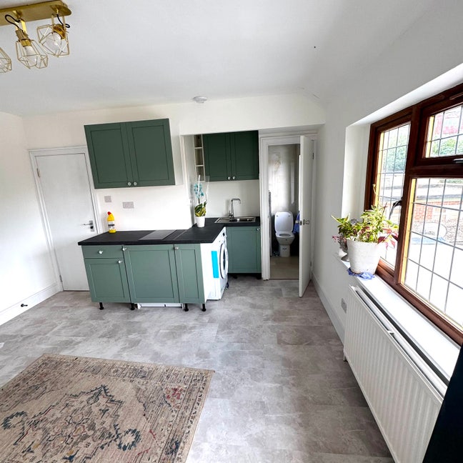 Large studio flat |NW2|available   Main Photo