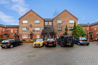 Double bedroom is available in a large spacious fl Main Photo