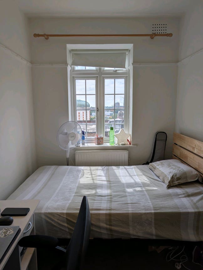 Bright Room in Chill 3 bed flat in Finchley Rd Main Photo