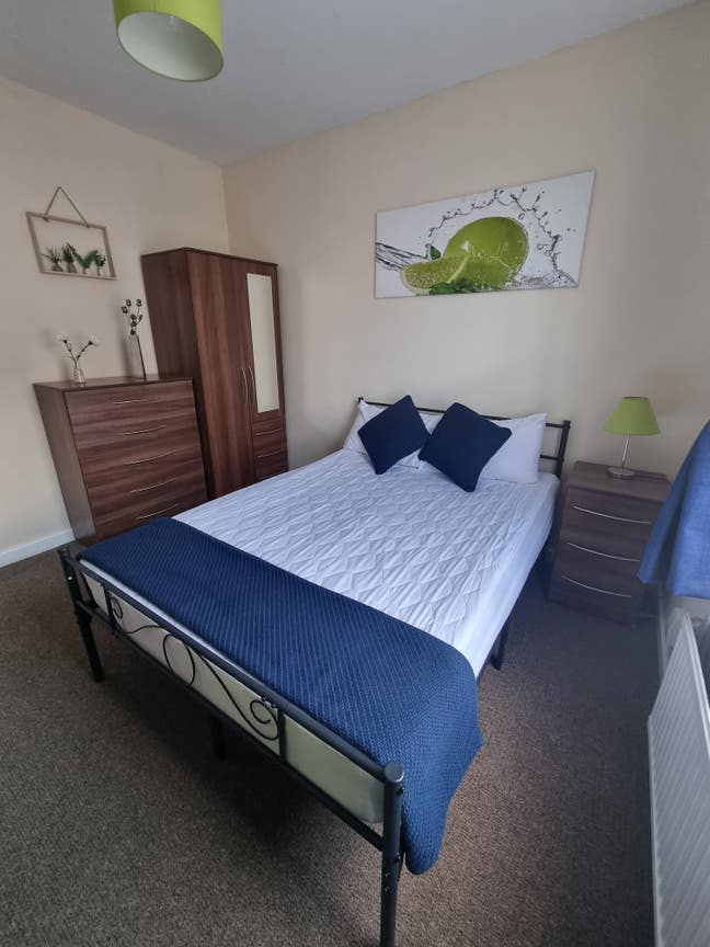 Double room, semi en suite, nr Brackmills & NGH Main Photo