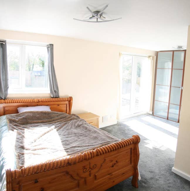 King Size Bedroom | 5-Min to Hospital & Station Main Photo