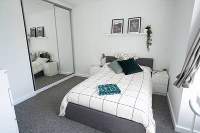 Large Double En-suite room in all inclusive house  Main Photo