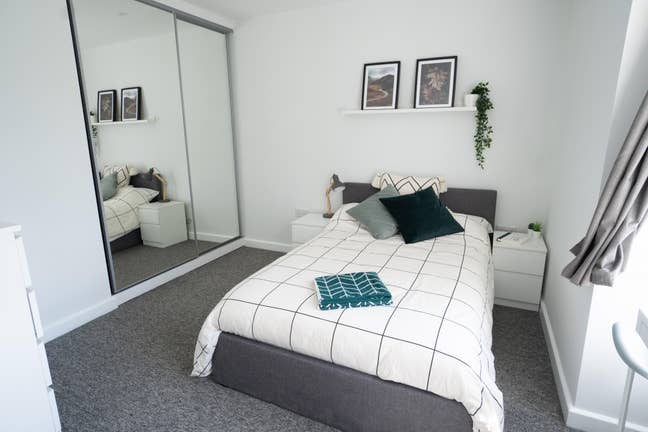 Large Double En-suite room in all inclusive house  Main Photo