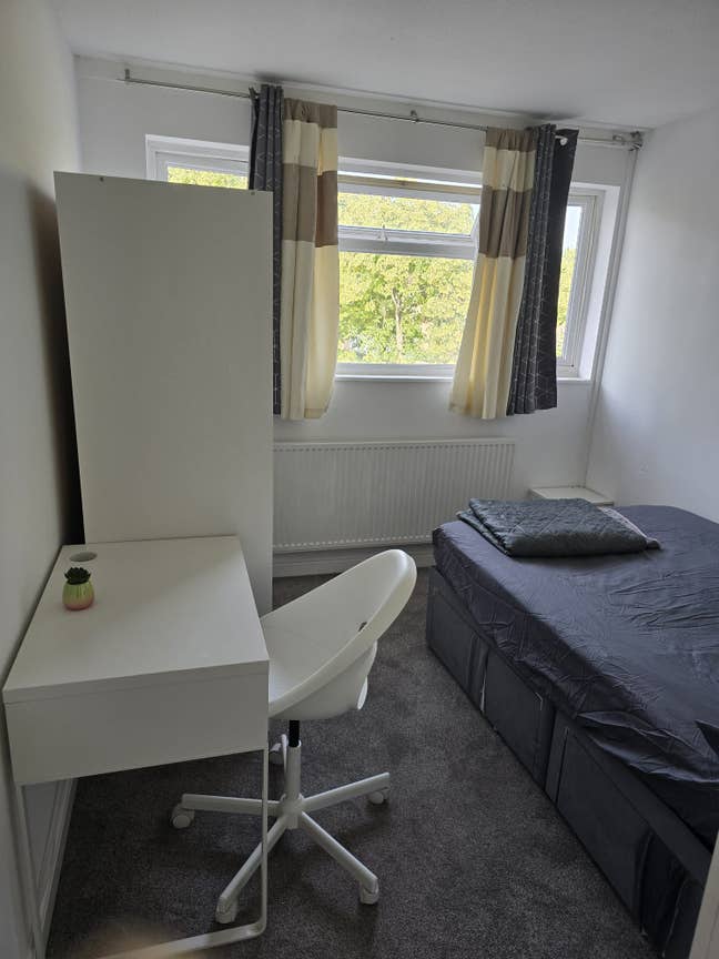 Available Large Single Room Ensuite Main Photo