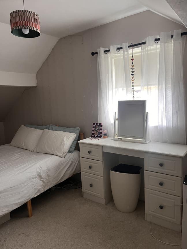 Room in a cosy chilled home! Main Photo