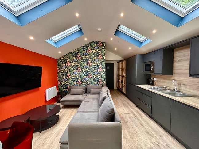 Contemporary Ensuite Room in Modern House  Main Photo