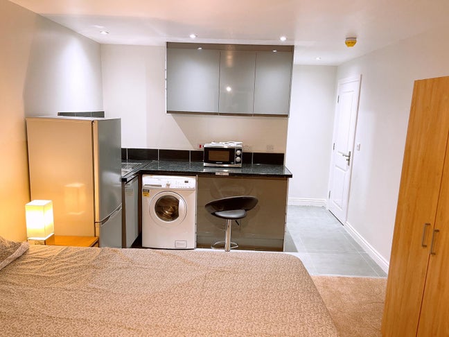 3 large kitchenette rooms in Broughton Main Photo