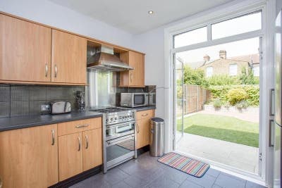 Large room in 4 bed modern home = 3min walk to 🚉 Main Photo
