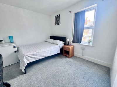 Large Double Room in New Clean House  Main Photo