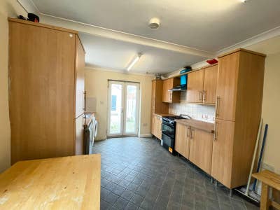 Spacious 5-Bed  available on Strode Road  Main Photo